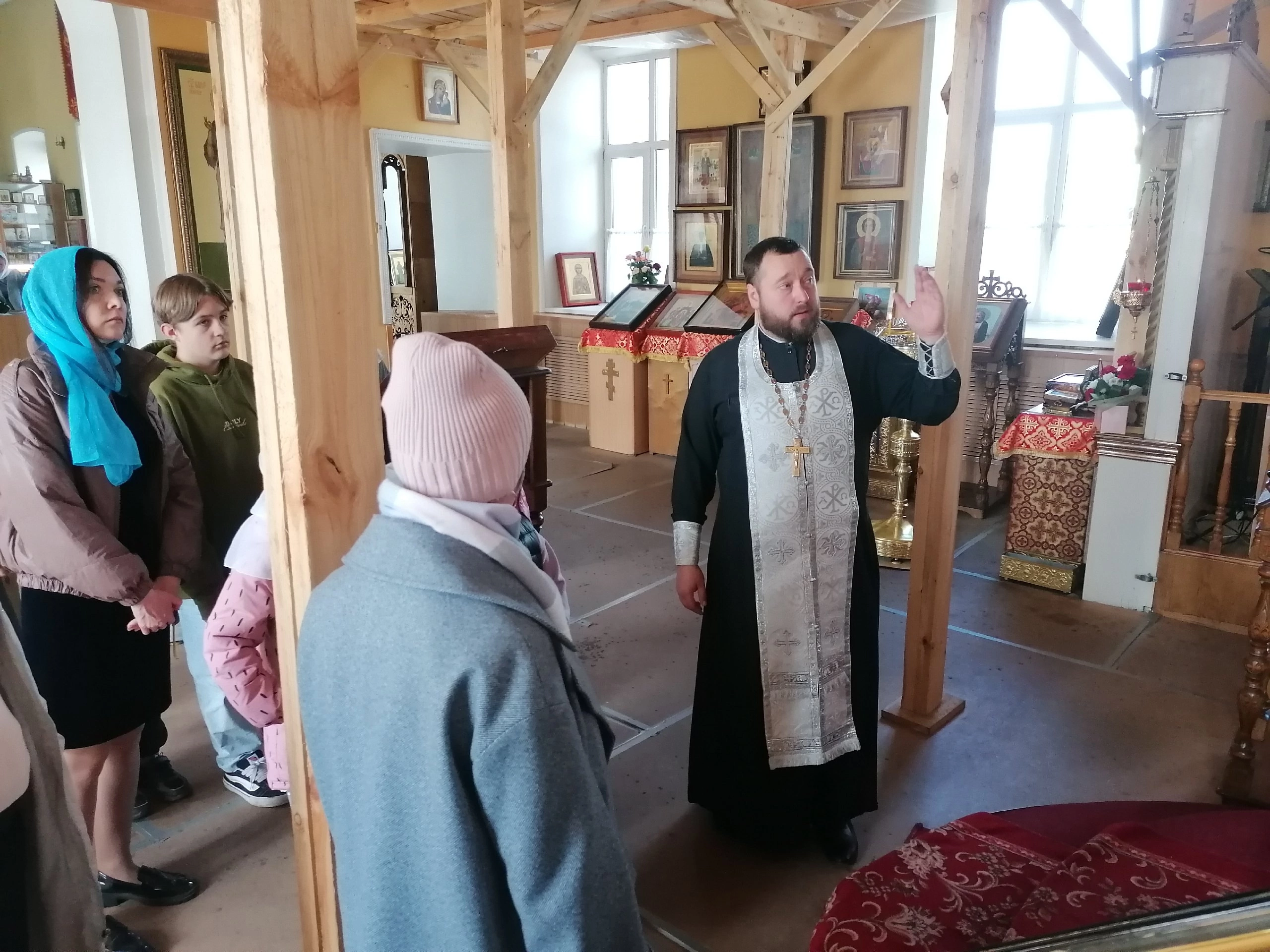 Священники встретились с учениками средней школы №1 города Спутник