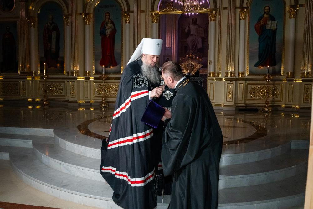 Настоятель протоиерей Александр Филиппов с клириками Никольского храма получили благословение на Великий пост от митрополита Серафима в Спасском кафедральном соборе города Пензы 