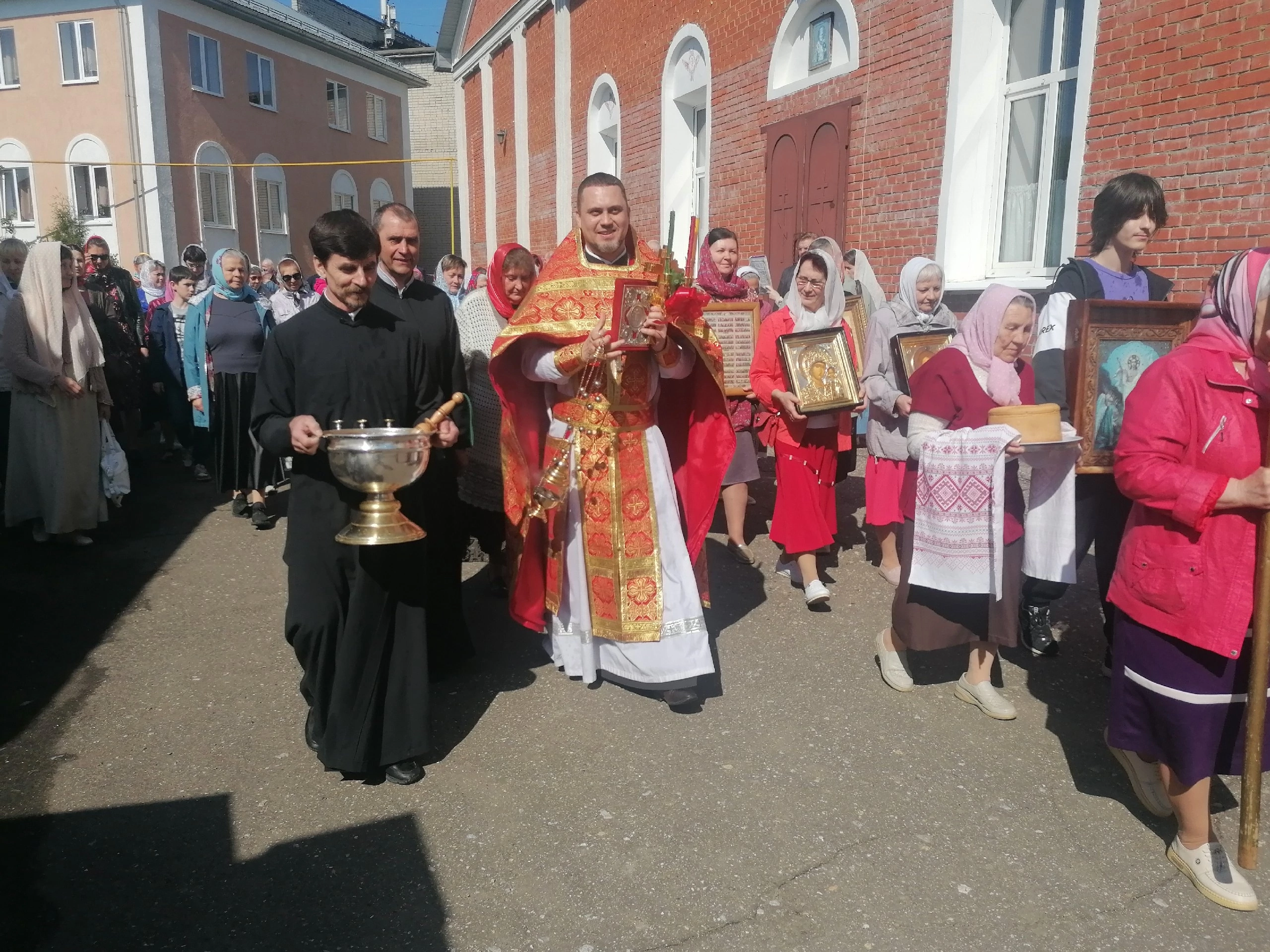 В пятницу Светлой седмицы иерей Владимир Журавлев совершил Божественную литургию