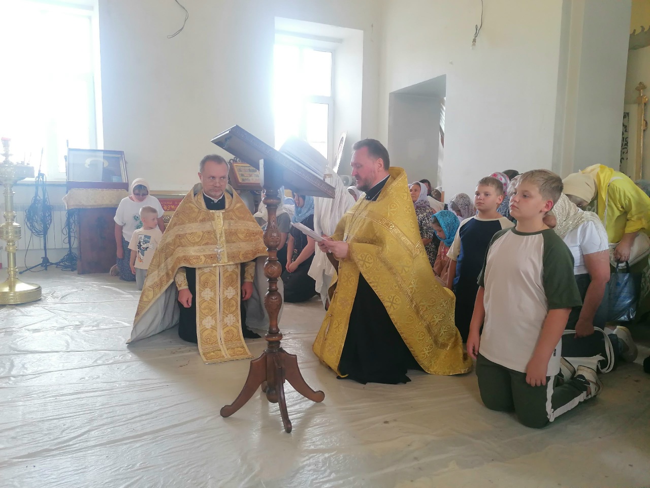 В наш храм для поклонения верующих была доставлена копия Животворящего Креста Господня, явленного в селе Годеново