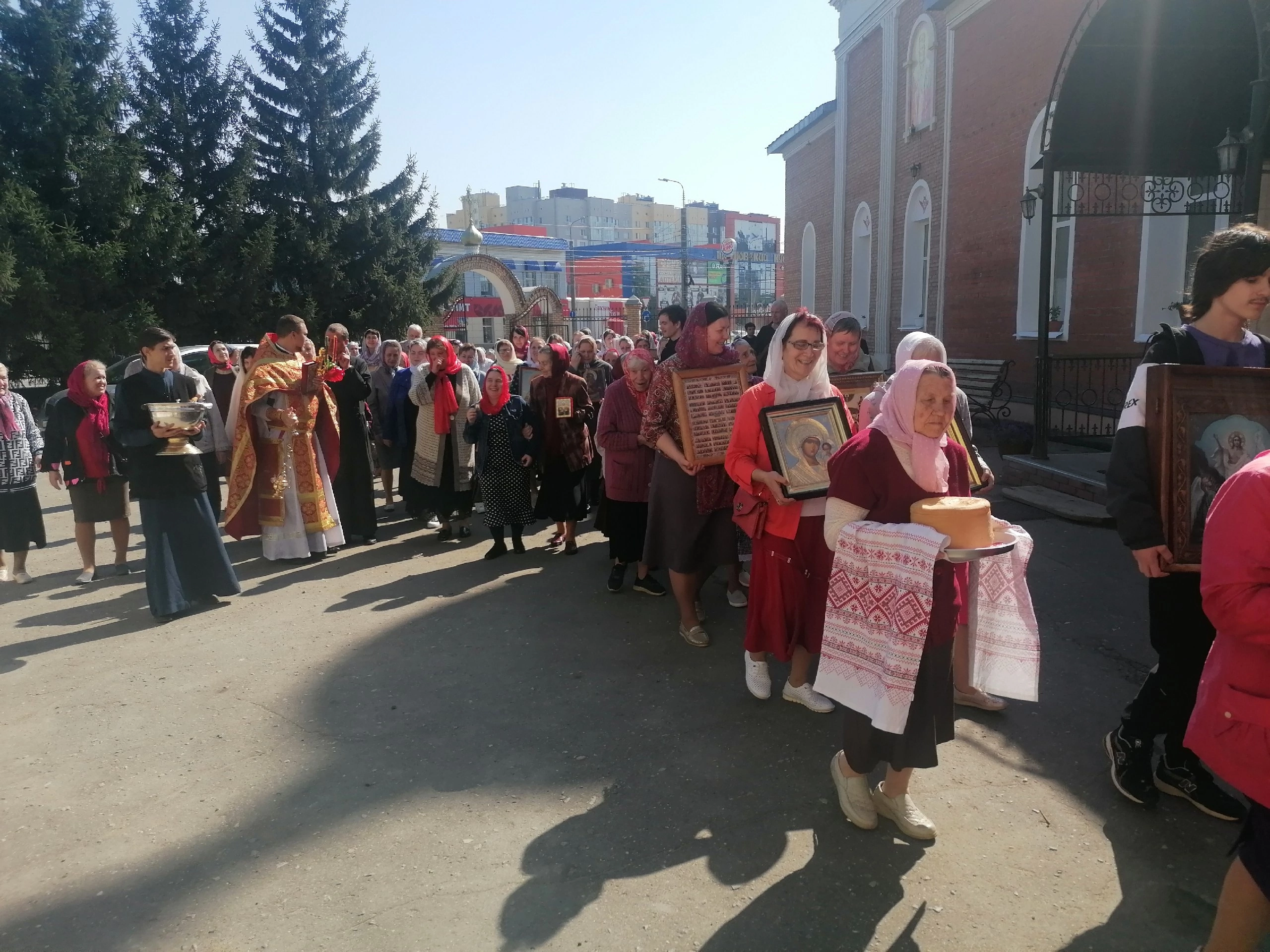 В пятницу Светлой седмицы иерей Владимир Журавлев совершил Божественную литургию