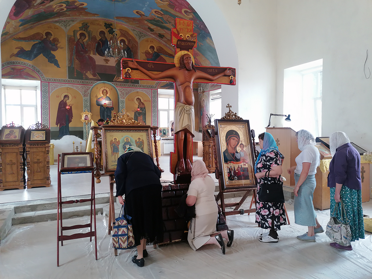 В наш храм для поклонения верующих была доставлена копия Животворящего Креста Господня, явленного в селе Годеново