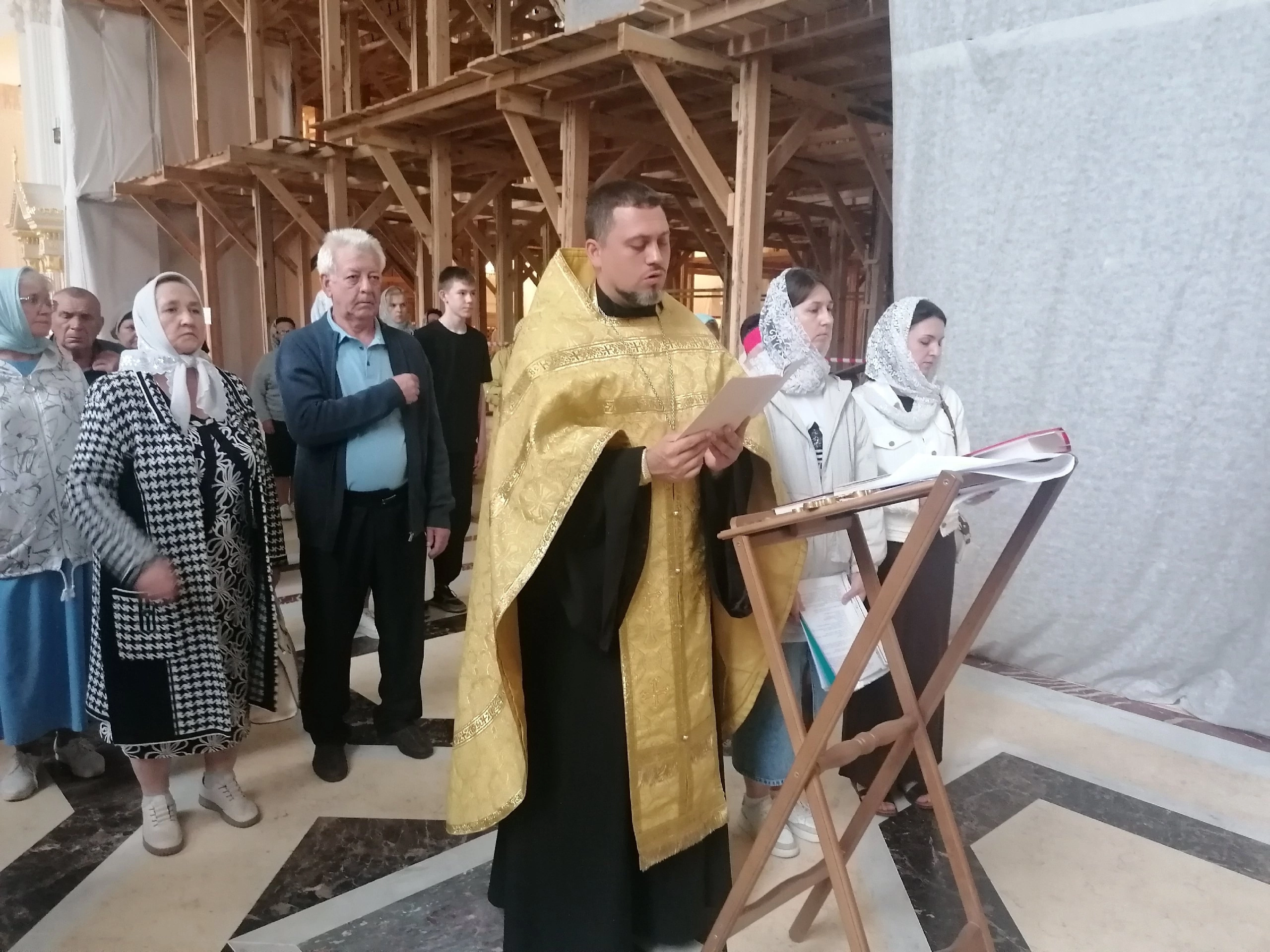 Иерей Владимир Журавлев совершил акафист святителю Тихону в Кафедральном соборе