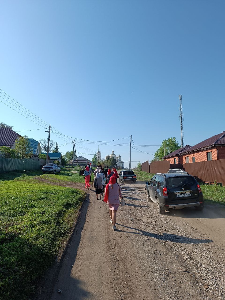 Протоиерей Александр Филиппов возглавил крестный ход до храма в честь иконы Божией Матери «Живоносный источник» с. Большая Валяевка