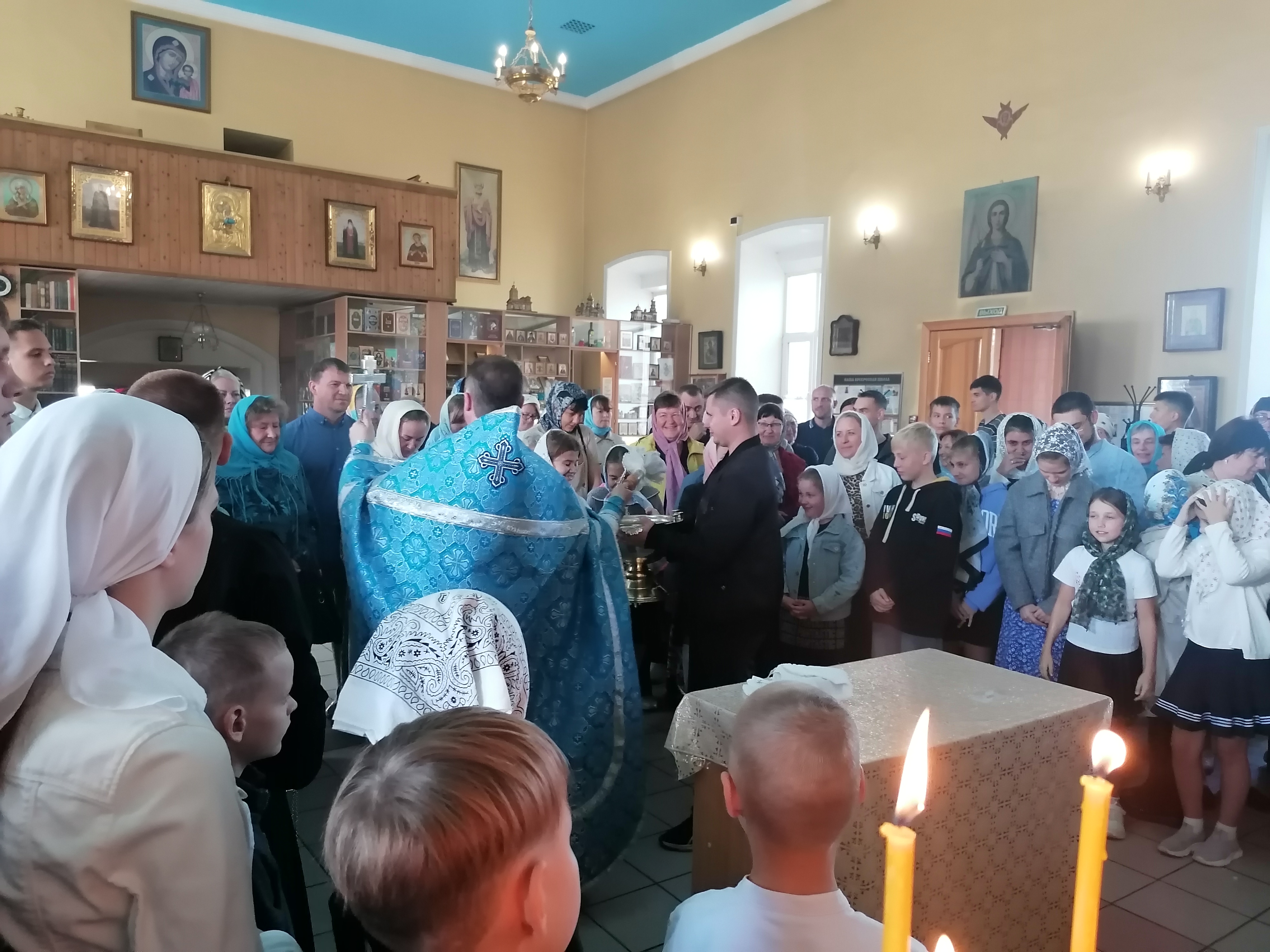 Протоиерей Александр Филиппов совершил молебен об учащихся перед началом нового учебного года