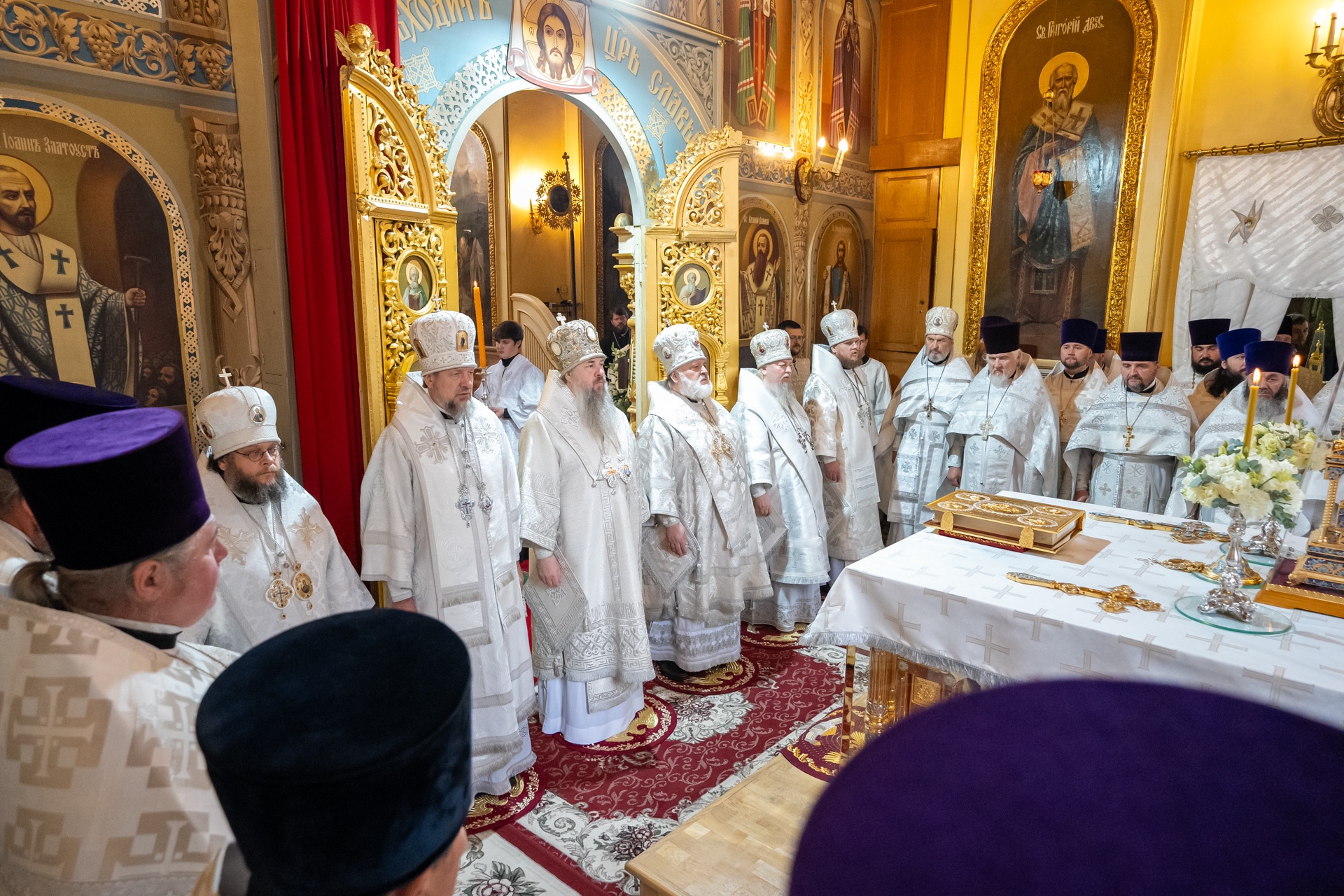 Протоиерей Александр Филиппов сослужил митрополиту Серафиму за литургией в Успенском соборе Пензы в 25-ю годовщину со дня кончины архиепископа Серафима (Тихонова) 