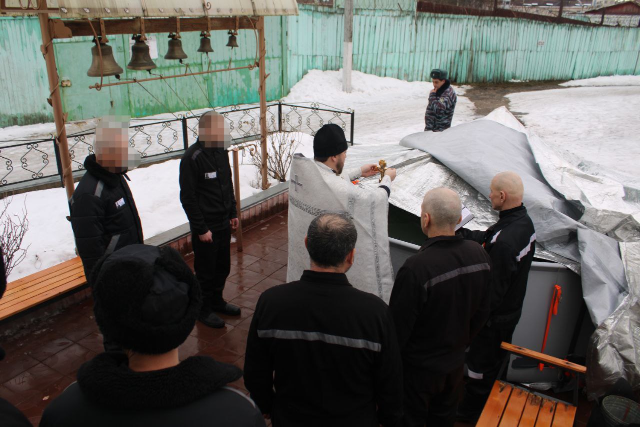 Протоиерей Антоний Шварев совершил чин великого освящения воды в храме при ИК-4