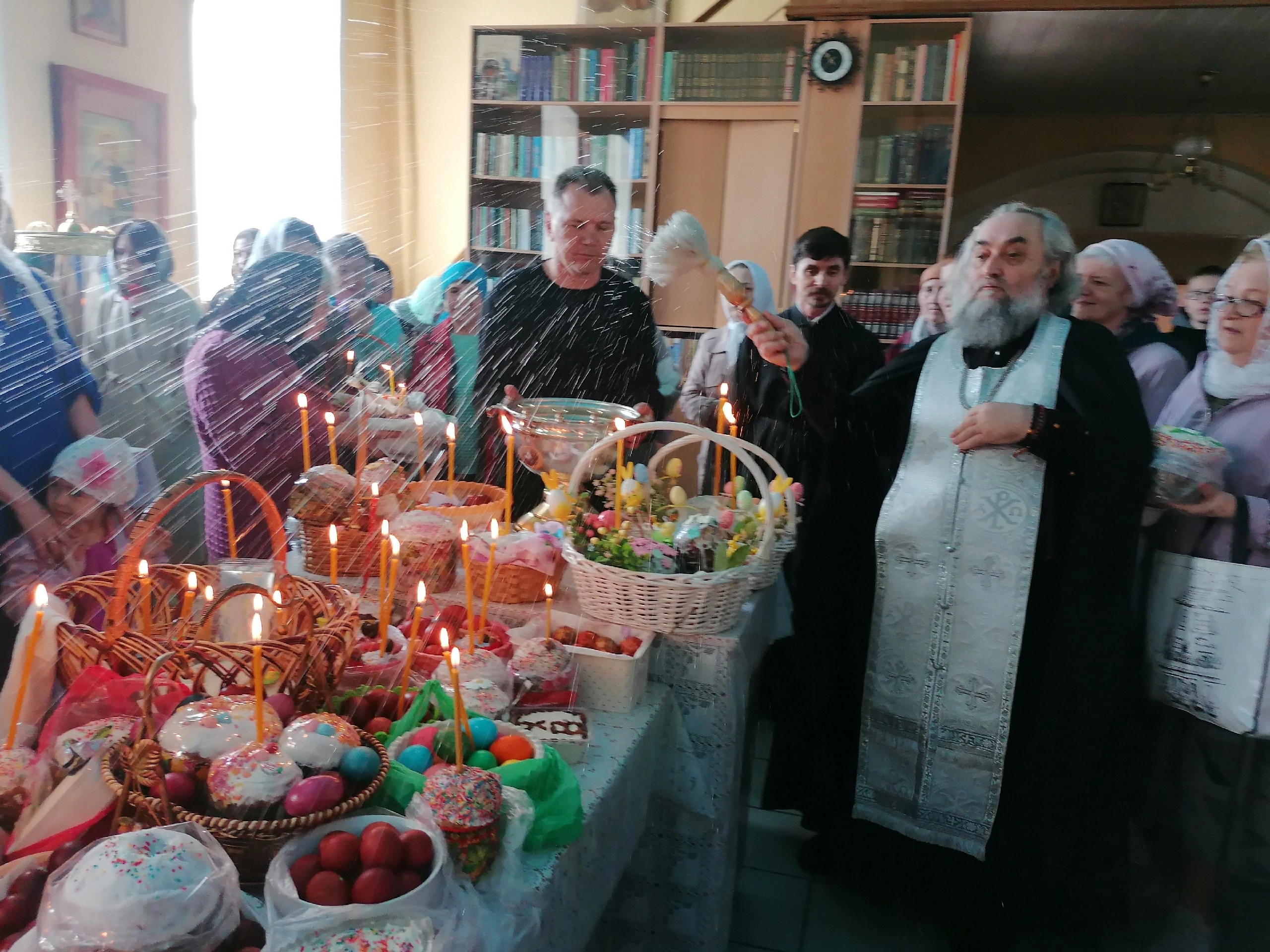 В Великую Субботу протоиерей Александр Филиппов совершил Литургию святителя Василия Великого