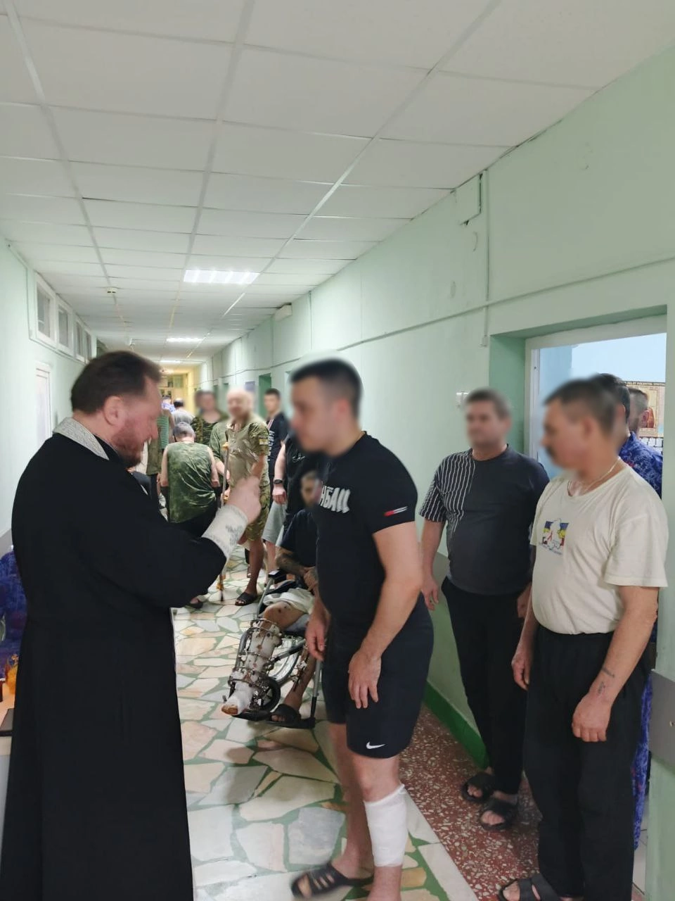 Священники посетили раненых участников СВО в военном госпитале Пензы