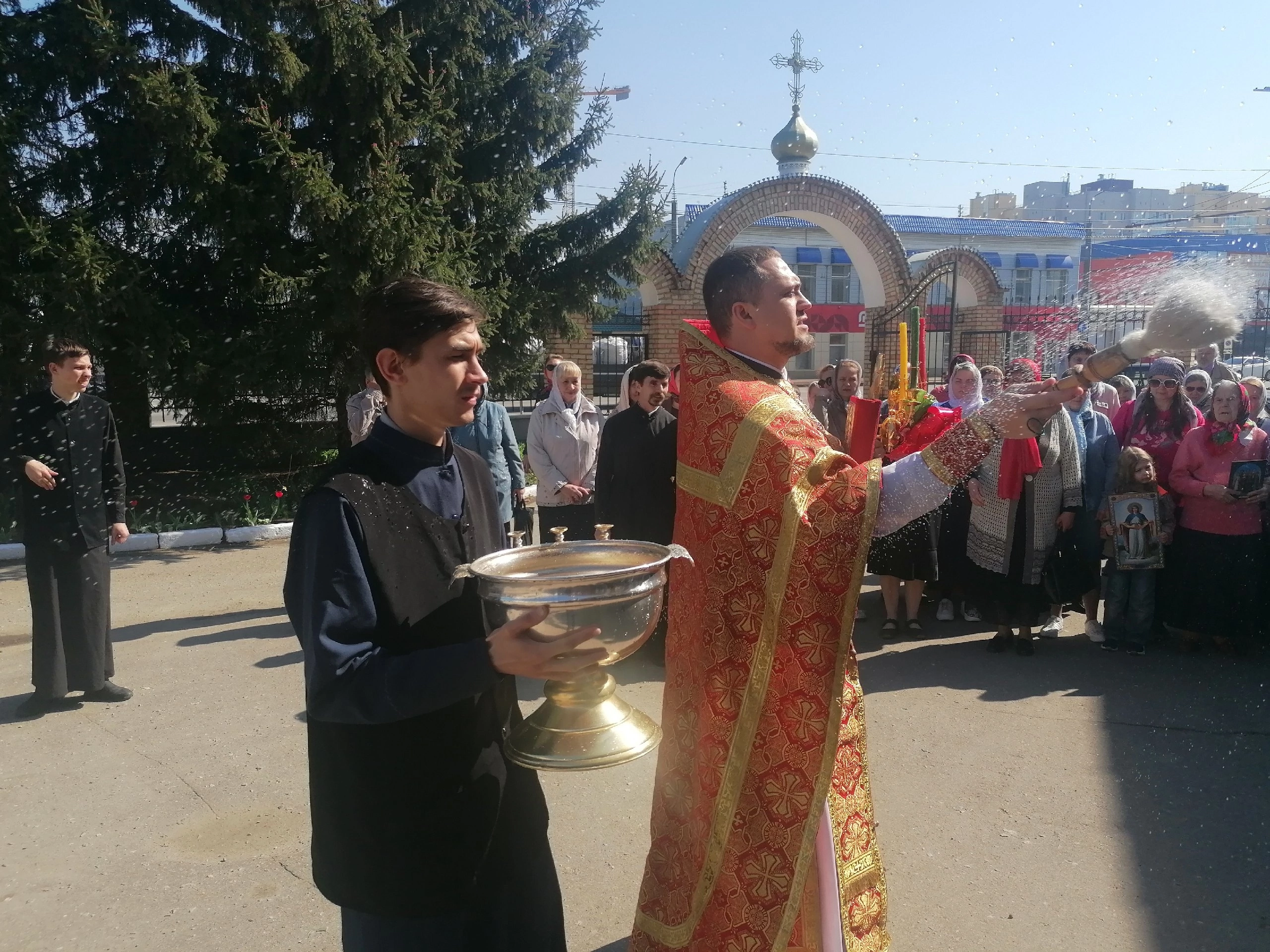 В пятницу Светлой седмицы иерей Владимир Журавлев совершил Божественную литургию