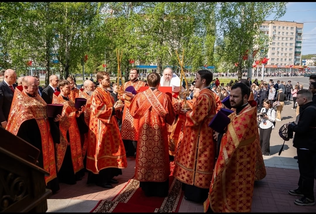 В День Победы протоиерей Александр Филиппов сослужил митрополиту Серафиму в храме Архангела Михаила города Пензы