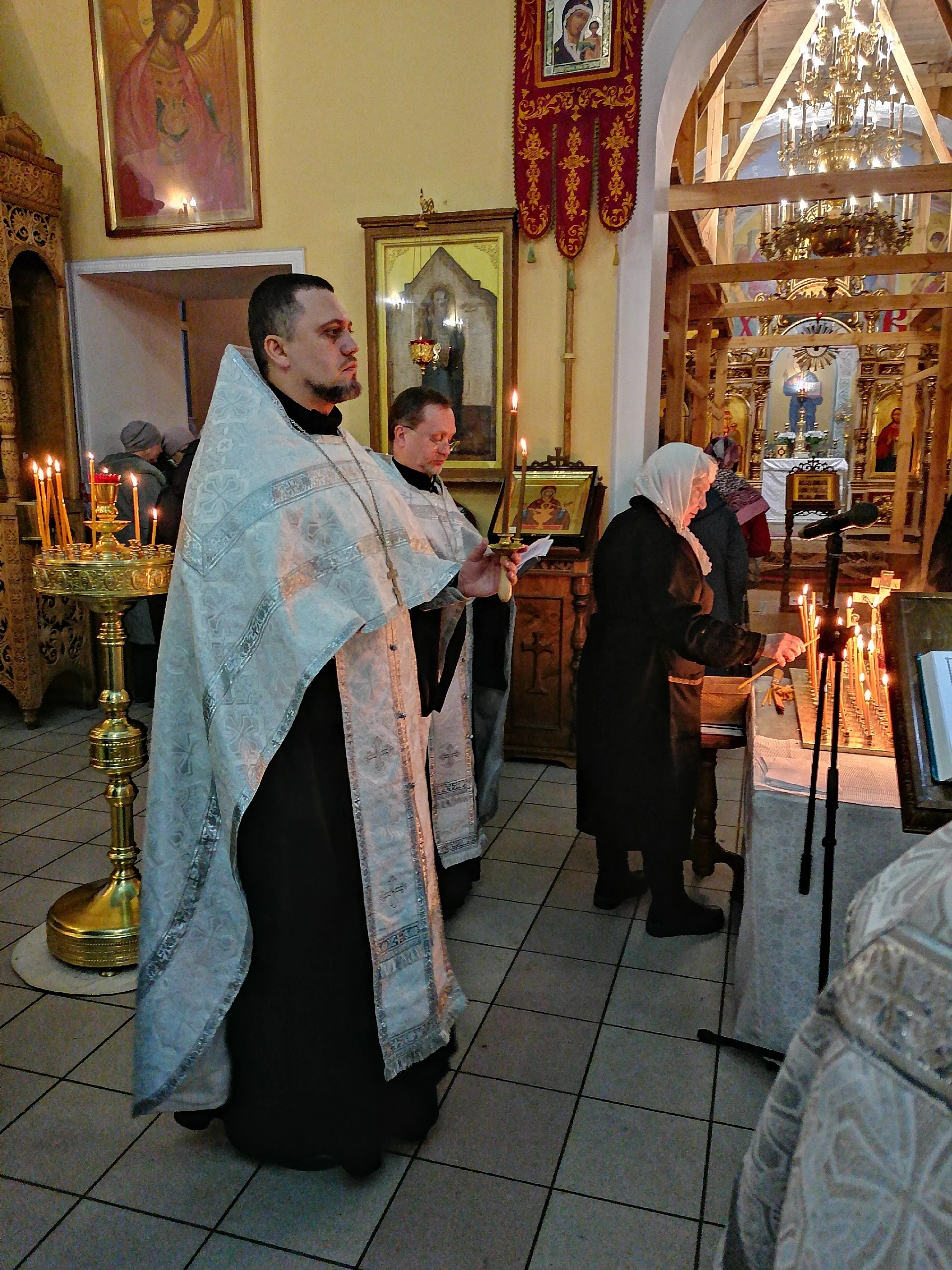 Вечернее богослужение в канун Вселенской родительской субботы