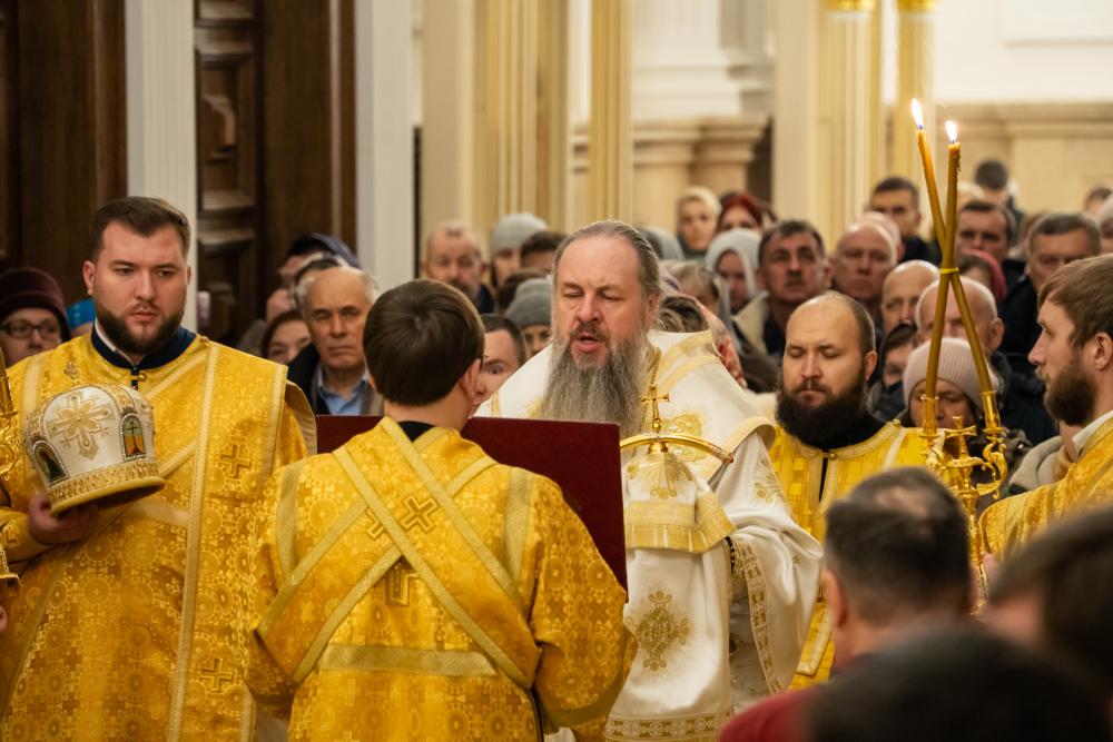 Протоиерей Александр Филиппов сослужил митрополиту Серафиму за уставным вечерним богослужением и новогодним молебном в Спасском кафедральном соборе
