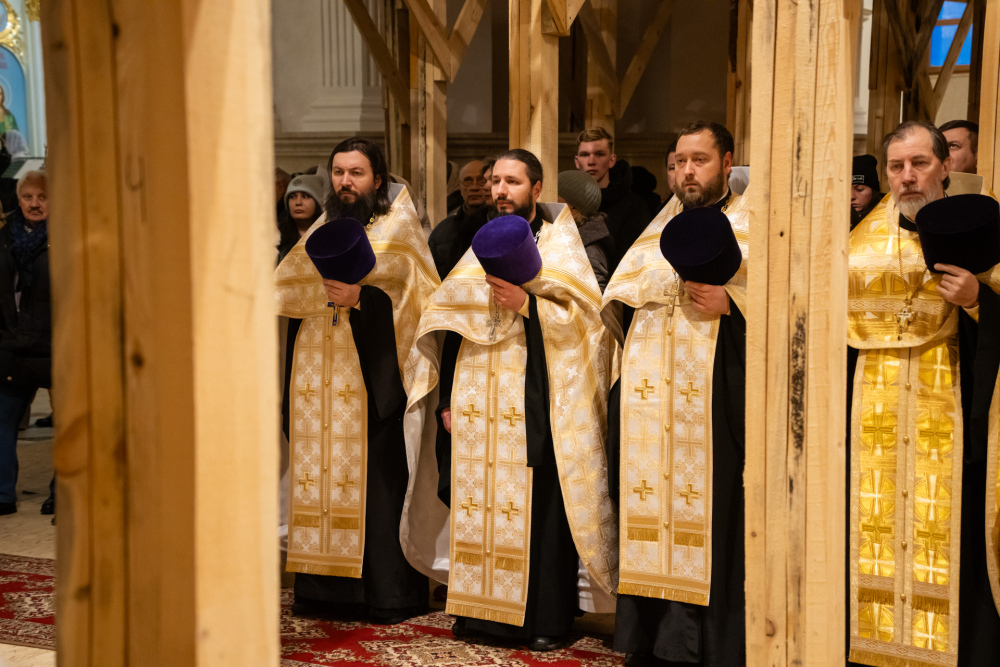 В праздник Рождества Христова протоиерей Александр Филиппов сослужил иерархам Пензенской митрополии за великой вечерней в Спасском кафедральном соборе