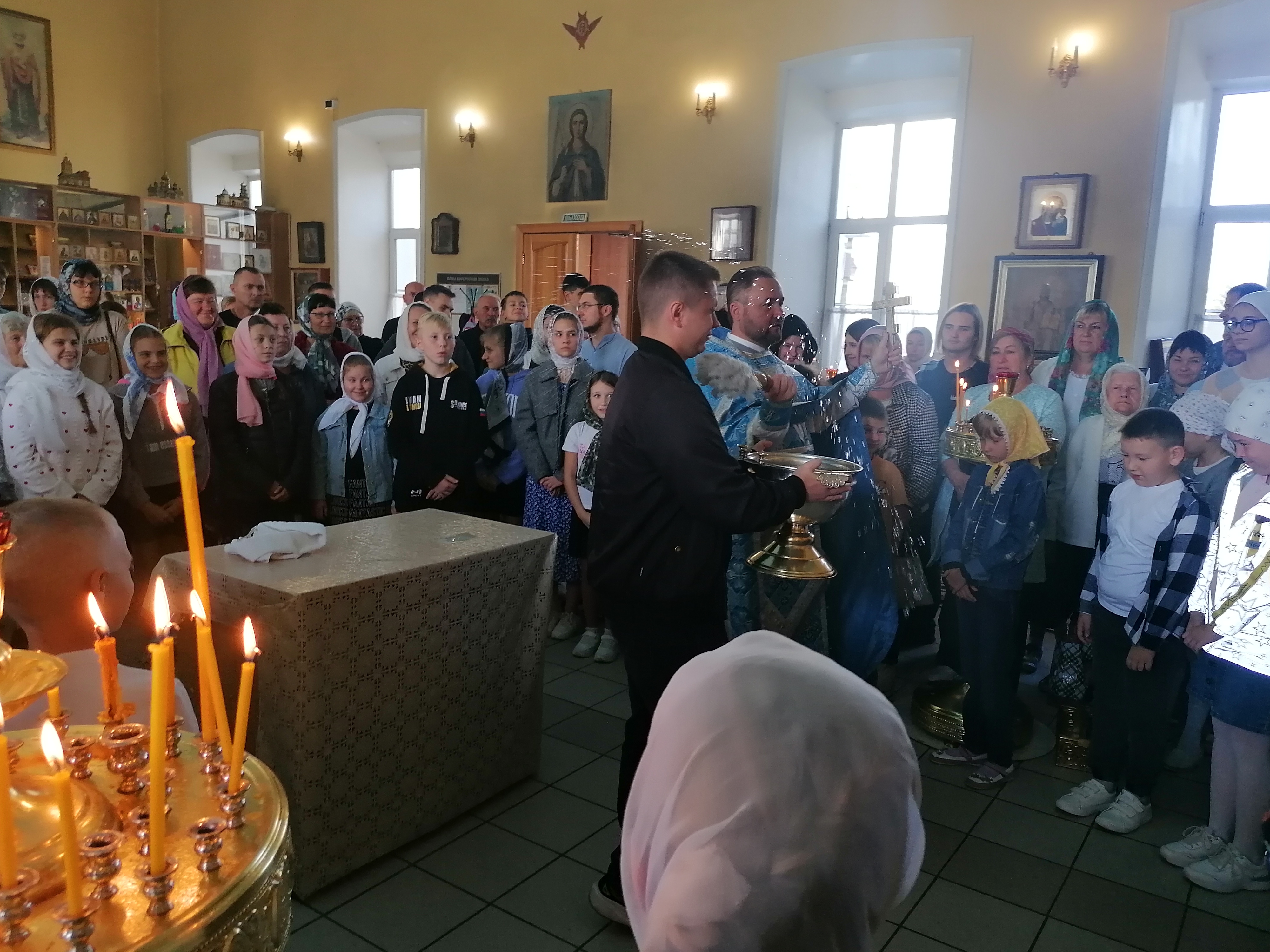 Протоиерей Александр Филиппов совершил молебен об учащихся перед началом нового учебного года