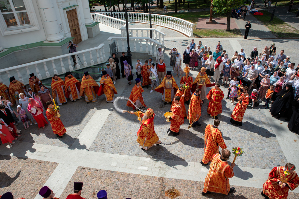   Протоиерей Александр Филиппов сослужил митрополиту Серафиму за литургией в  Спасском кафедральном соборе