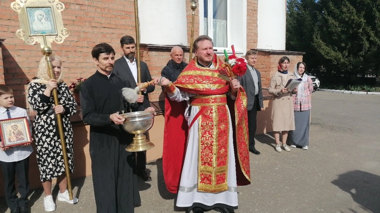 В понедельник Светлой седмицы протоиерей Александр Филиппов совершил Божественную литургию