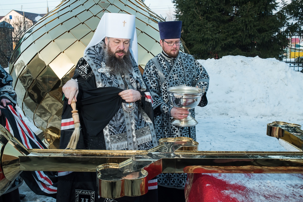 В среду первой седмицы Великого поста митрополит Серафим совершил чин освящения креста и купола для нашего храма