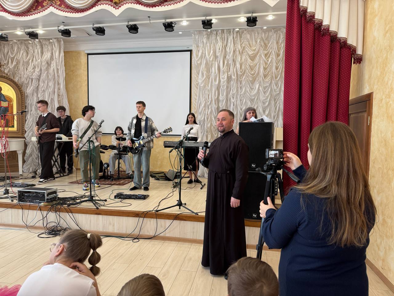 В Пензенской духовной семинарии состоялся концерт ВИА «Точка Света» из города Кузнецка