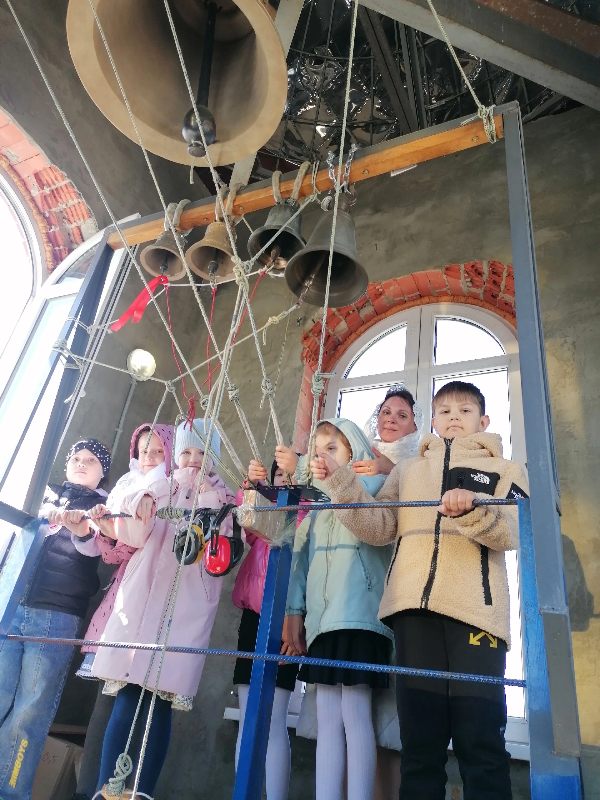 Священники встретились с учениками средней школы №1 города Спутник