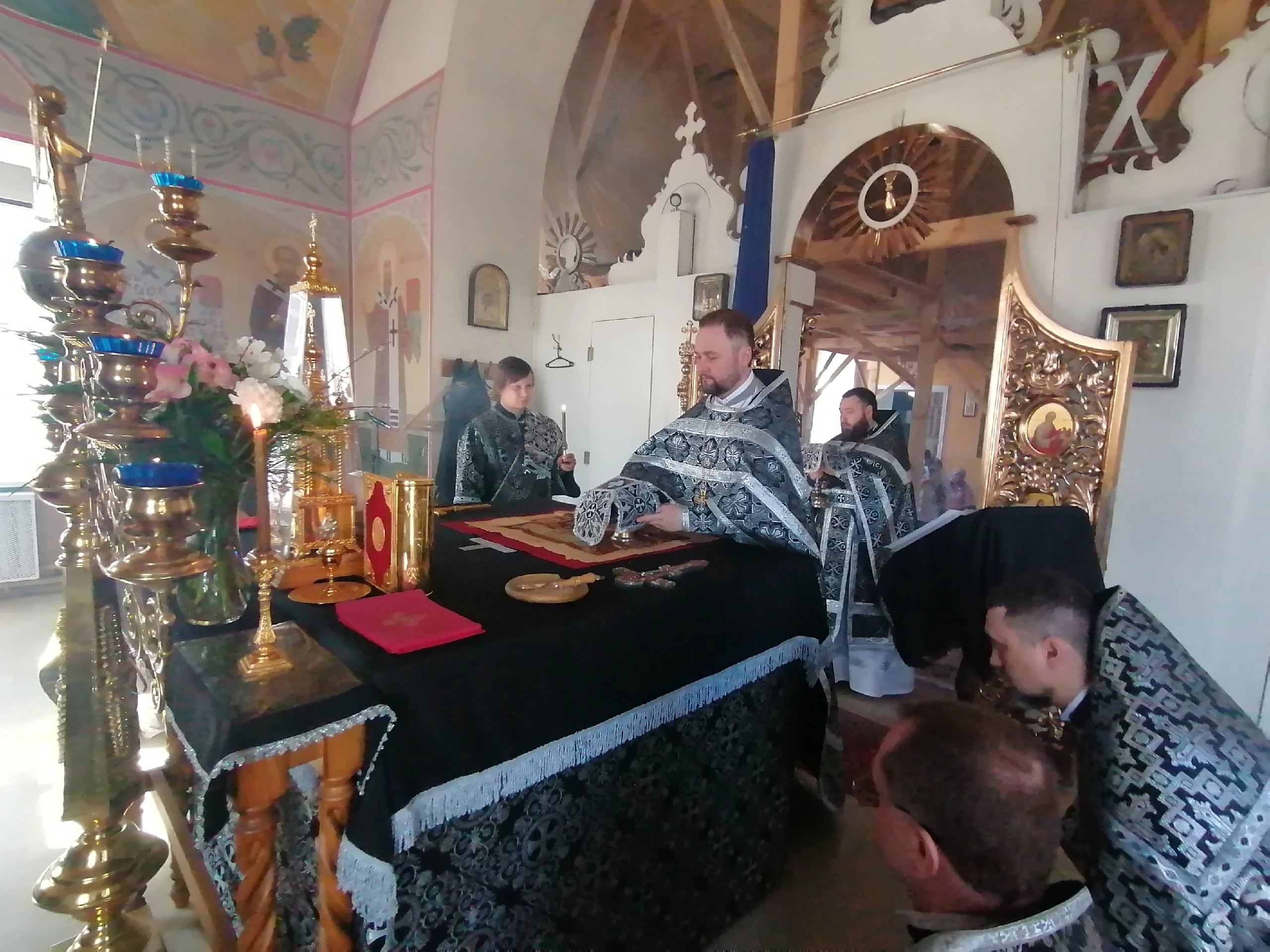 Протоиерей Александр Филиппов совершил Божественную Литургию Преждеосвященных Даров