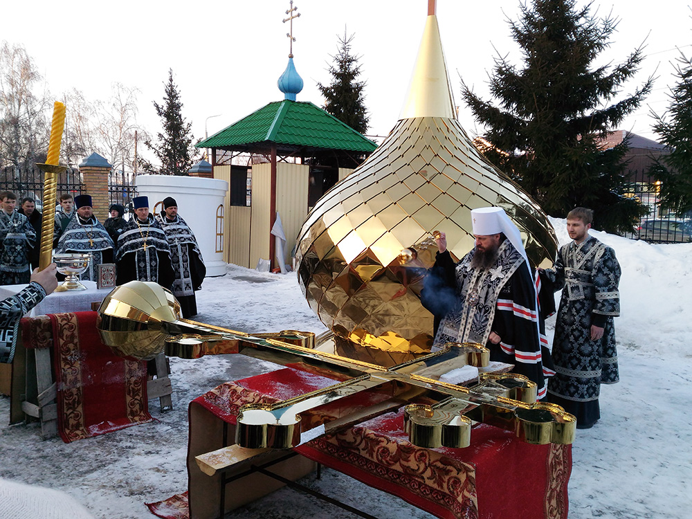 В среду первой седмицы Великого поста митрополит Серафим совершил чин освящения креста и купола для нашего храма