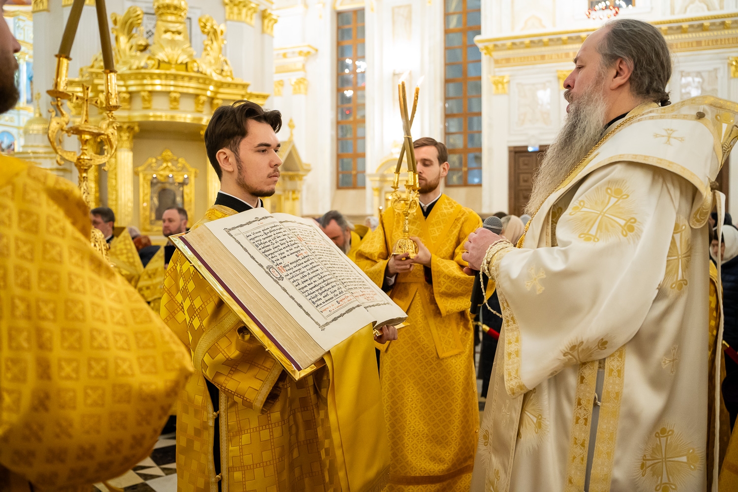 Настоятель нашего храма протоиерей Александр Филиппов сослужил митрополиту Серафиму за акафистом святителю Иннокентию Пензенскому и новогодним молебном в Спасском соборе 