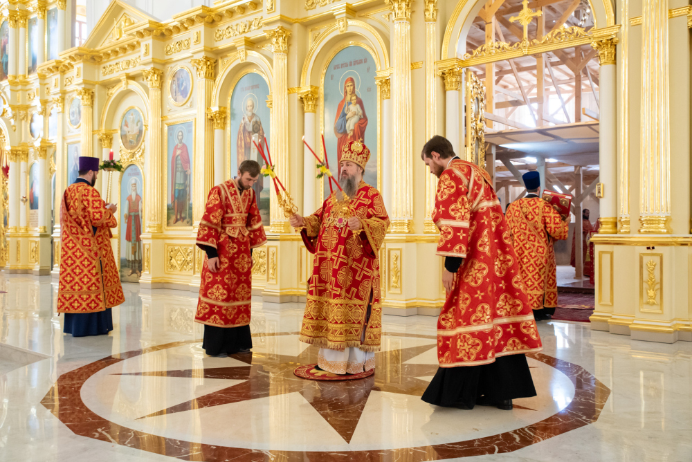   Протоиерей Александр Филиппов сослужил митрополиту Серафиму за литургией в  Спасском кафедральном соборе