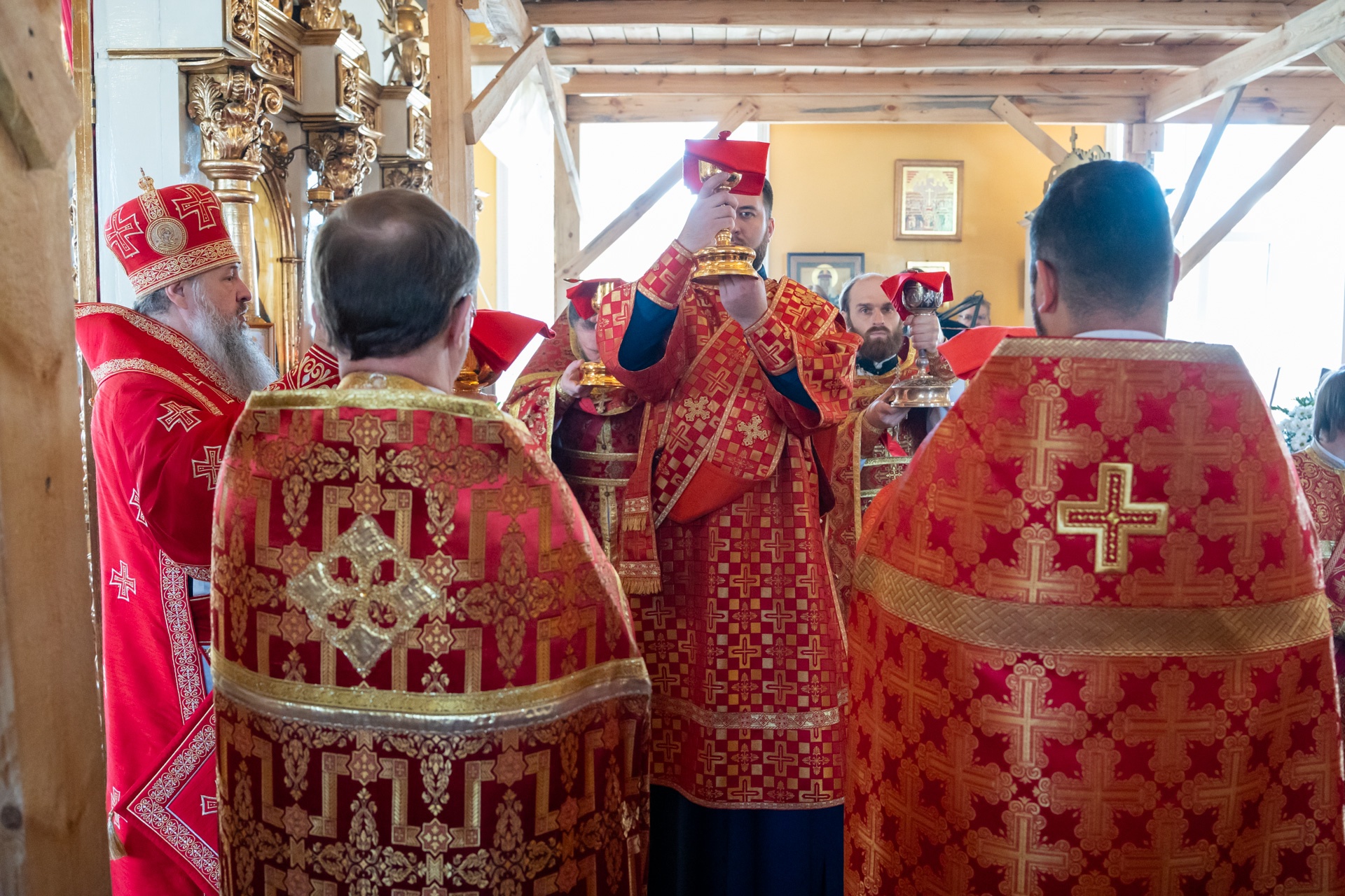 В день престольного праздника митрополит Серафим совершил литургию в нашем храме