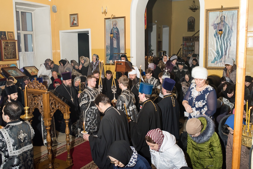 В среду первой седмицы Великого поста митрополит Серафим совершил повечерие с чтением Великого канона прп. Андрея Критского в Никольском храме в Терновке