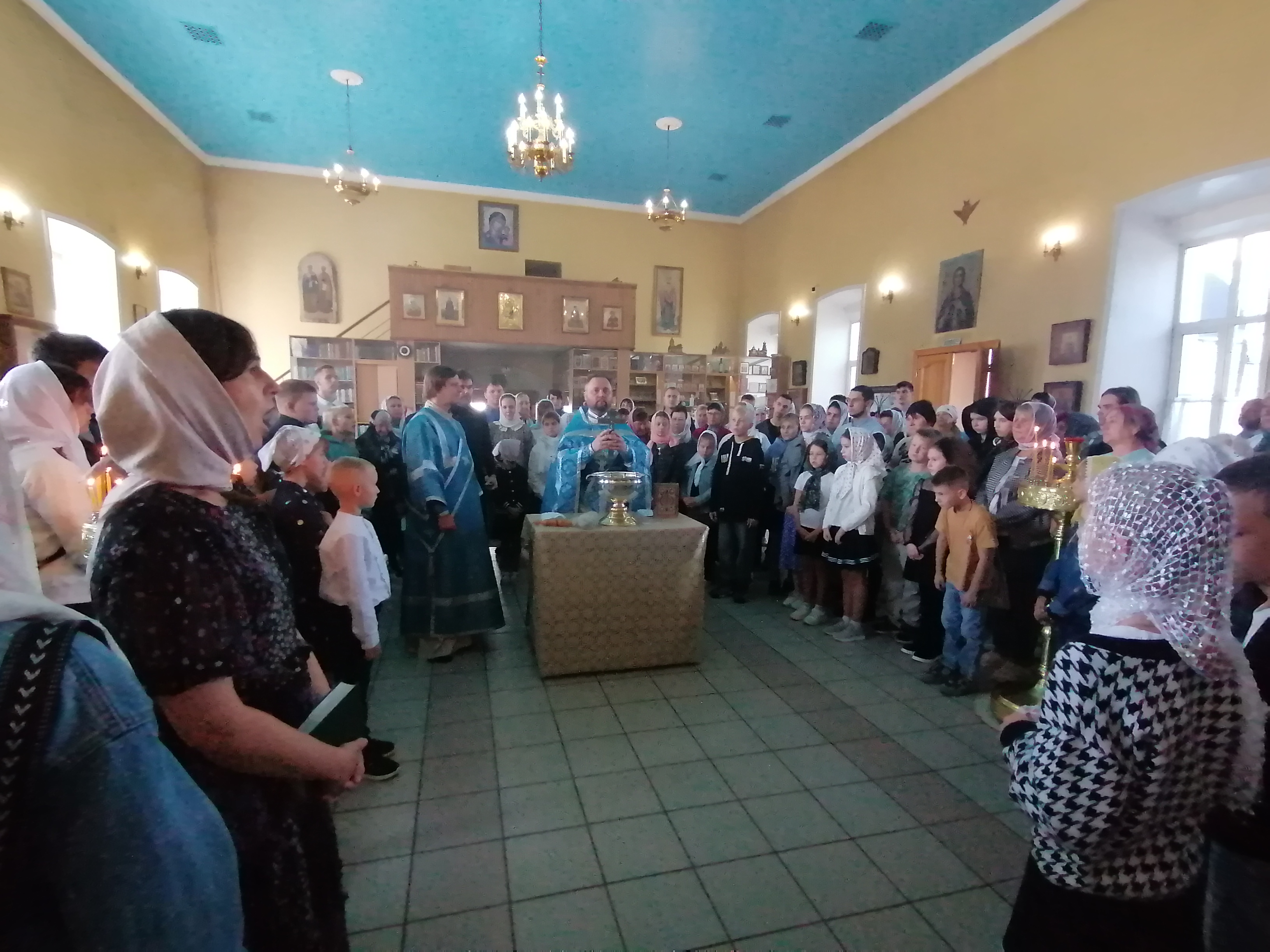 Протоиерей Александр Филиппов совершил молебен об учащихся перед началом нового учебного года