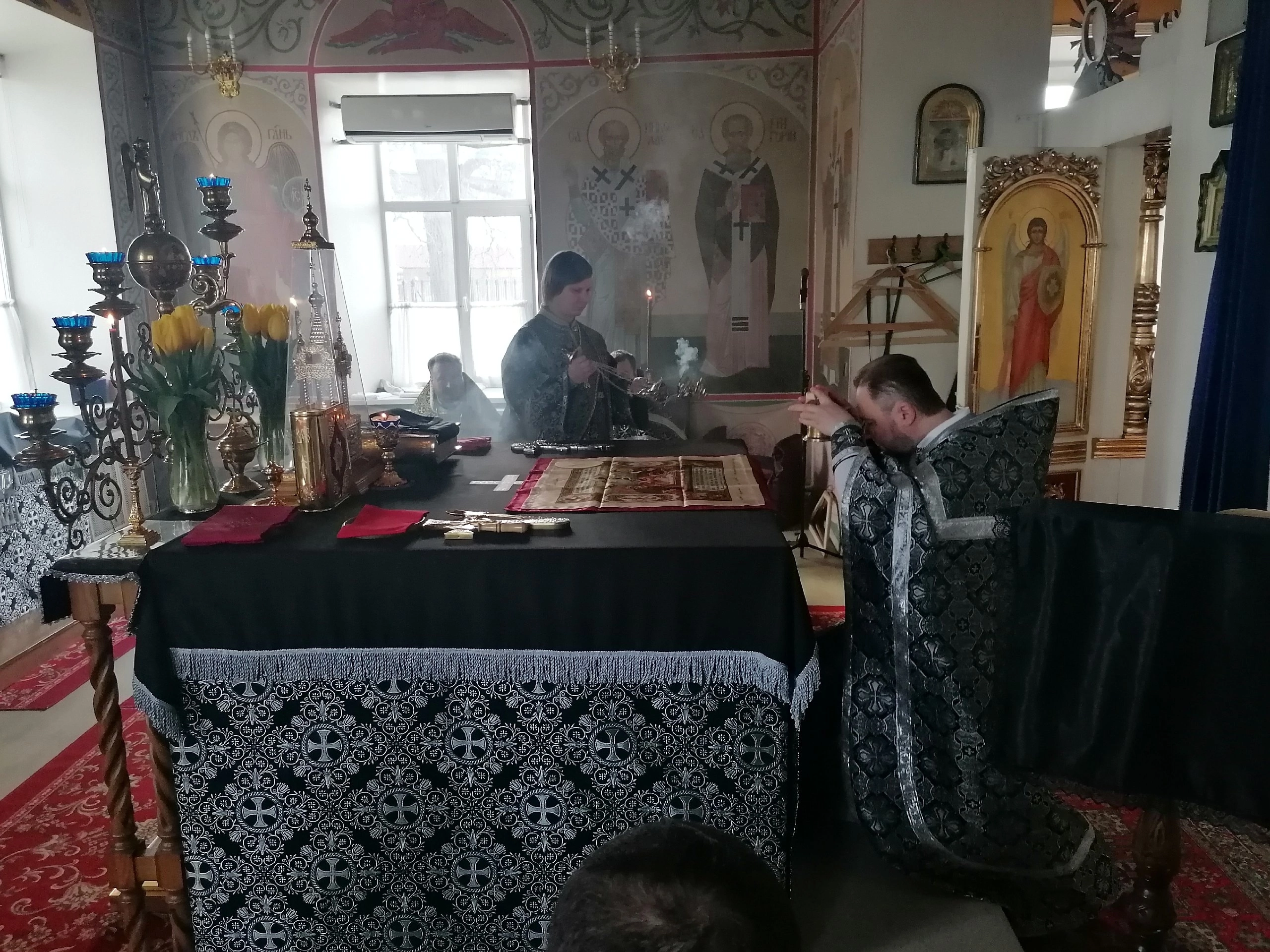 Протоиерей Александр Филиппов совершил Божественную Литургию Преждеосвященных Даров