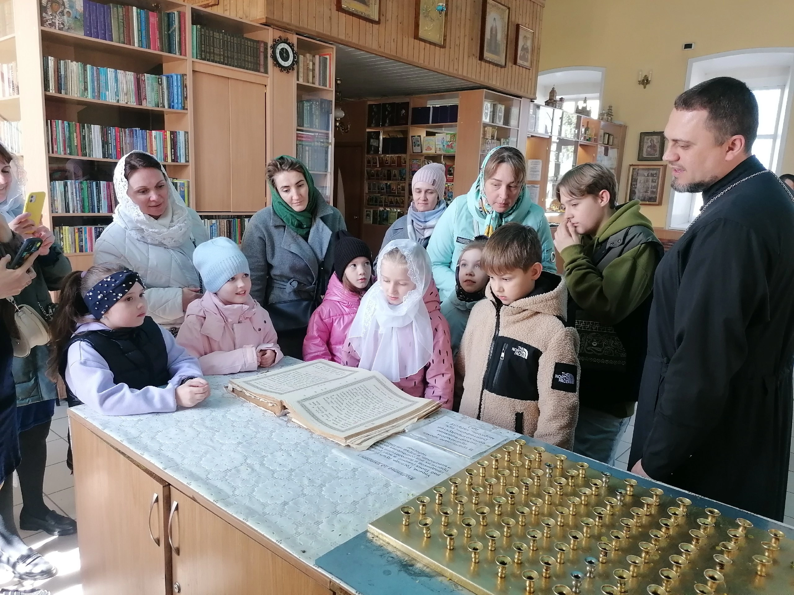 Священники встретились с учениками средней школы №1 города Спутник