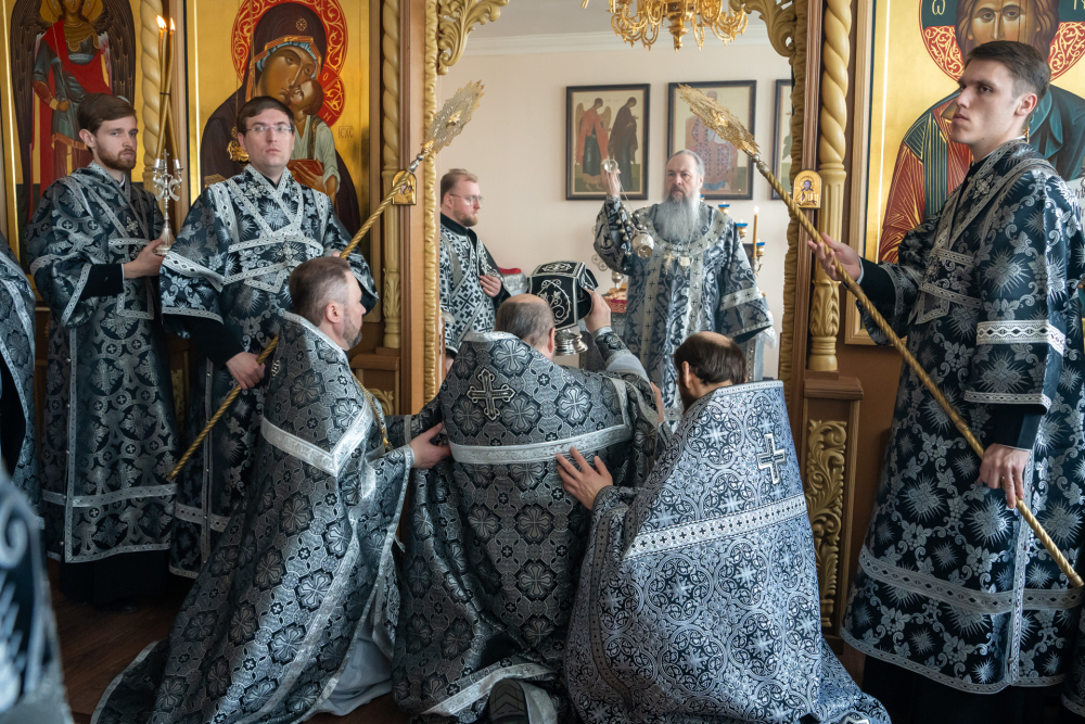 Протоиерей Александр Филиппов сослужил митрополиту Серафиму за Литургией Преждеосвященных Даров в храме святителя Иннокентия Иркутского при духовной семинарии