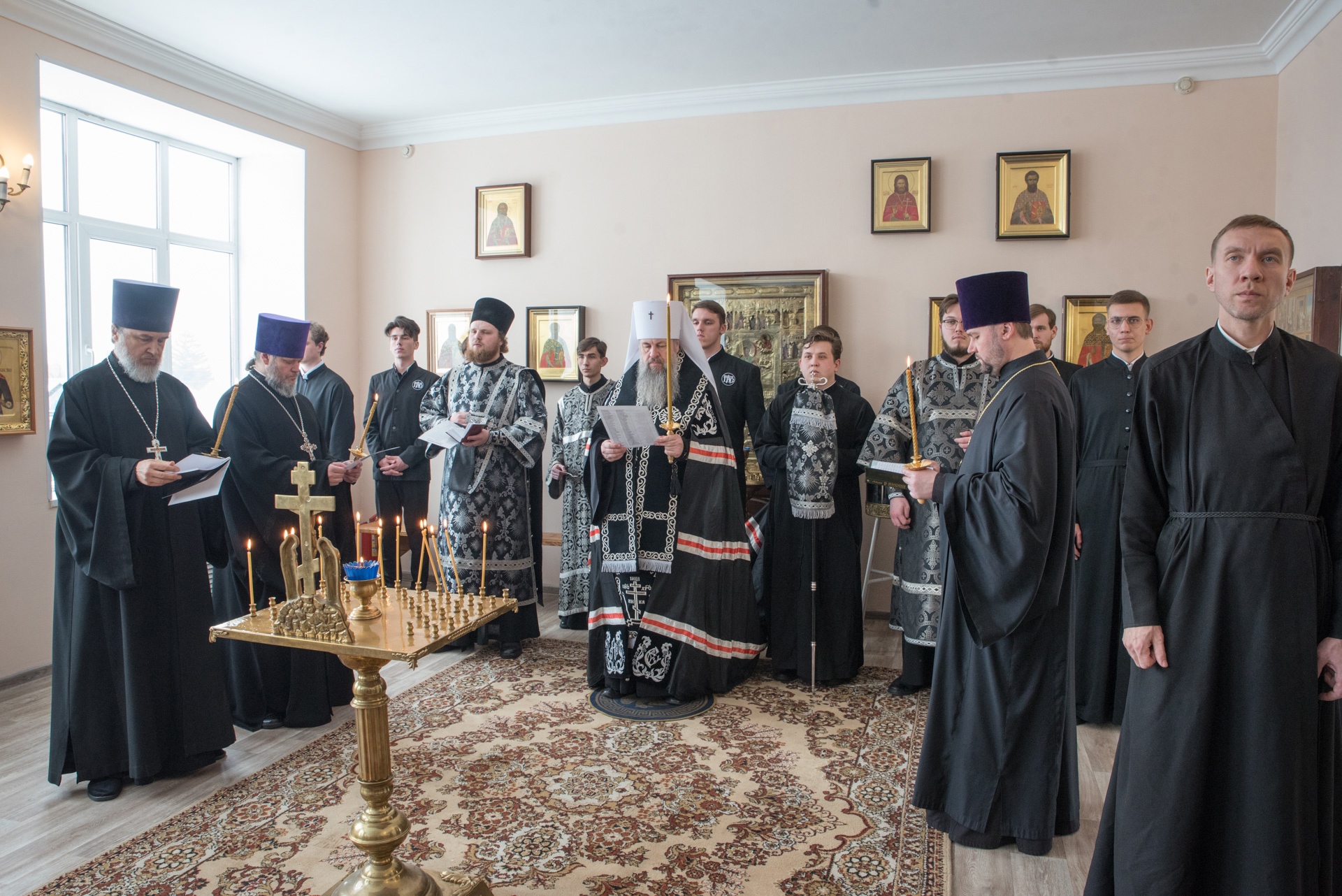 Во вторник первой седмицы Великого поста протоиерей Александр Филиппов молился за Архиерейским богослужением в храме святителя Иннокентия Иркутского при семинарии