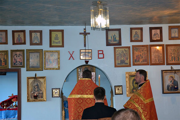 Клирики нашего храма совершили божественную литургию в ИК-7