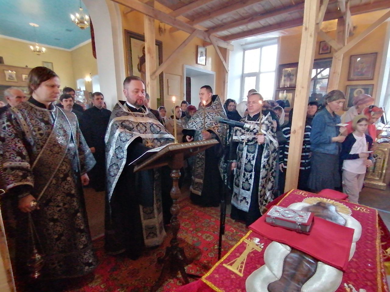 Протоиерей Александр Филиппов совершил утреню Великой Субботы с чином погребения 