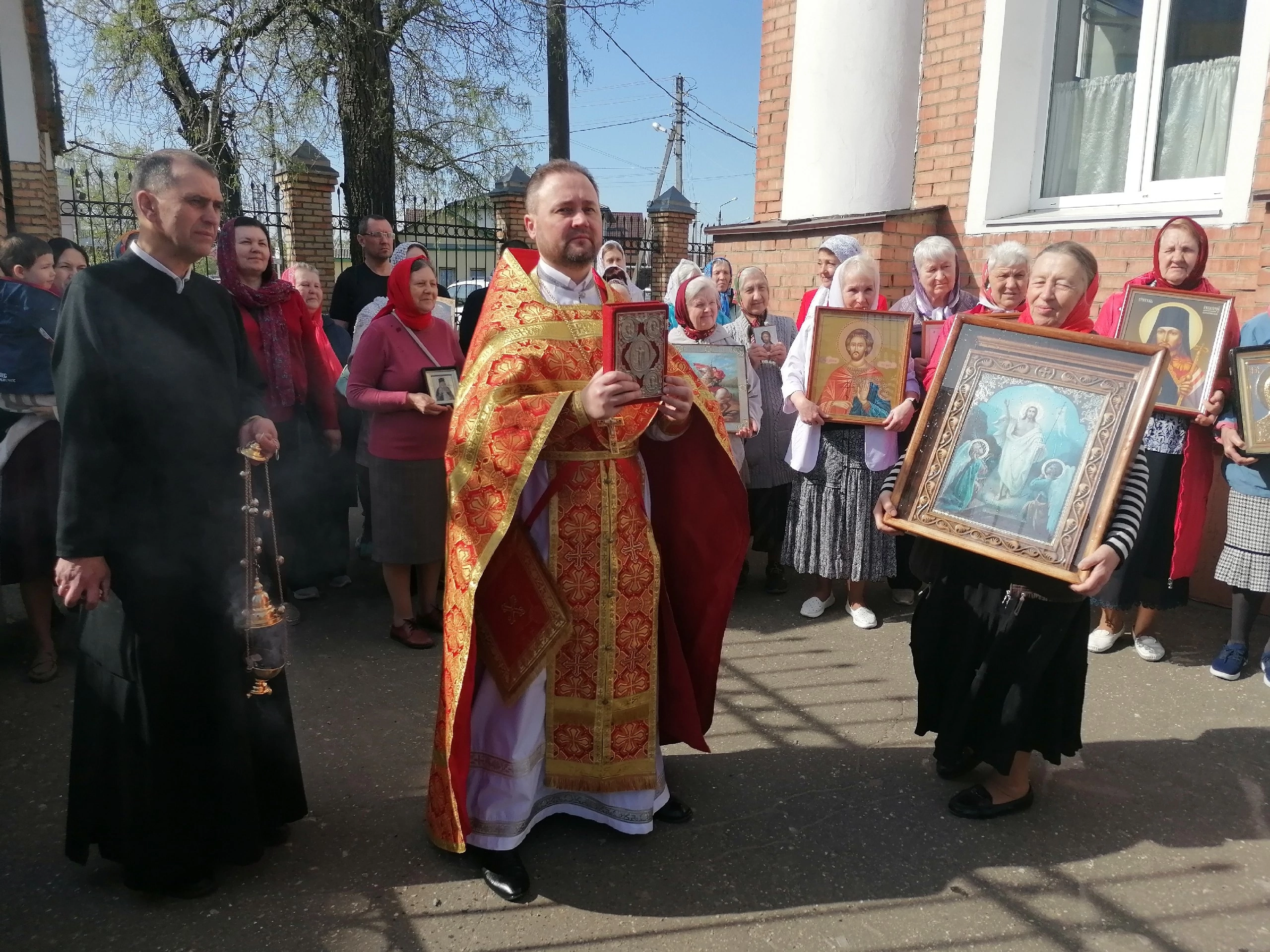 В понедельник Светлой седмицы протоиерей Александр Филиппов совершил Божественную литургию