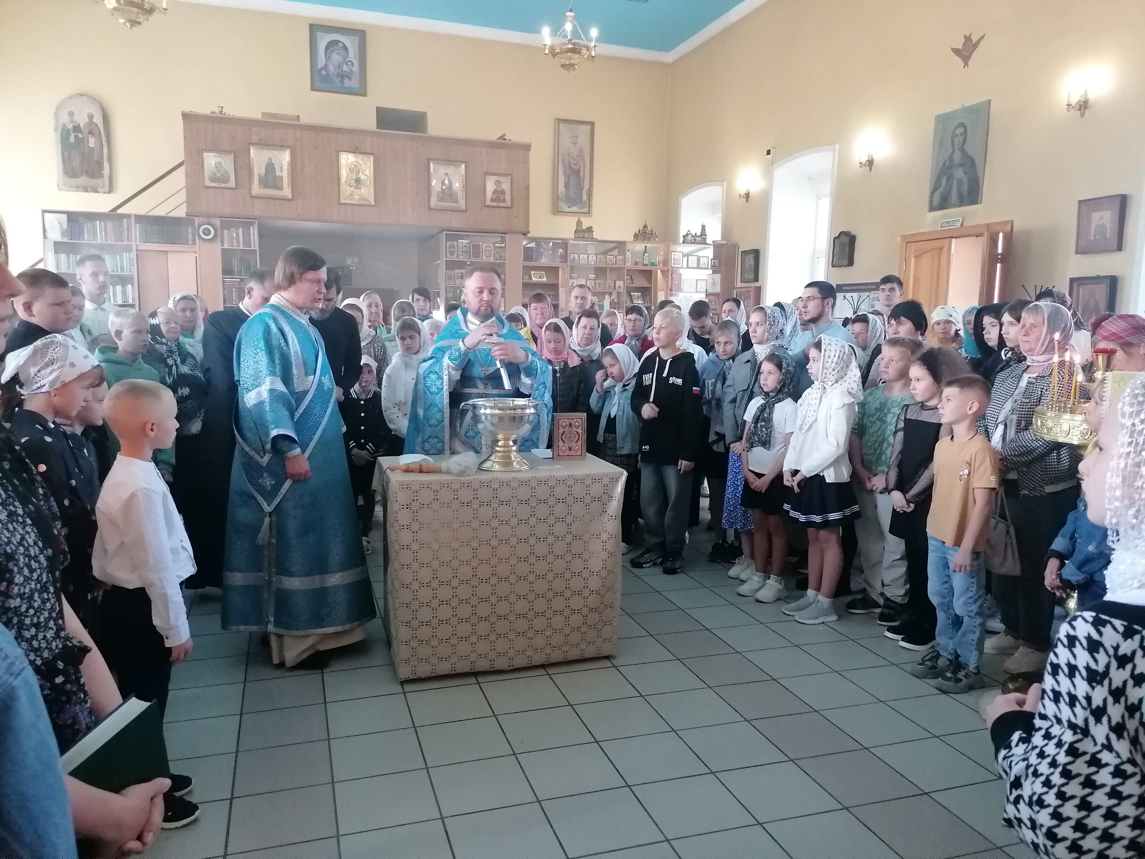 Протоиерей Александр Филиппов совершил молебен об учащихся перед началом нового учебного года