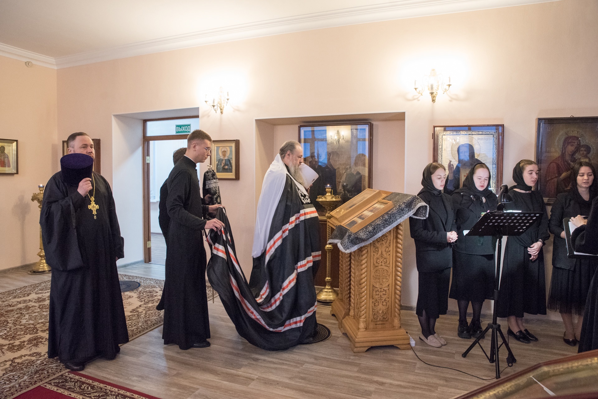 Во вторник первой седмицы Великого поста протоиерей Александр Филиппов молился за Архиерейским богослужением в храме святителя Иннокентия Иркутского при семинарии