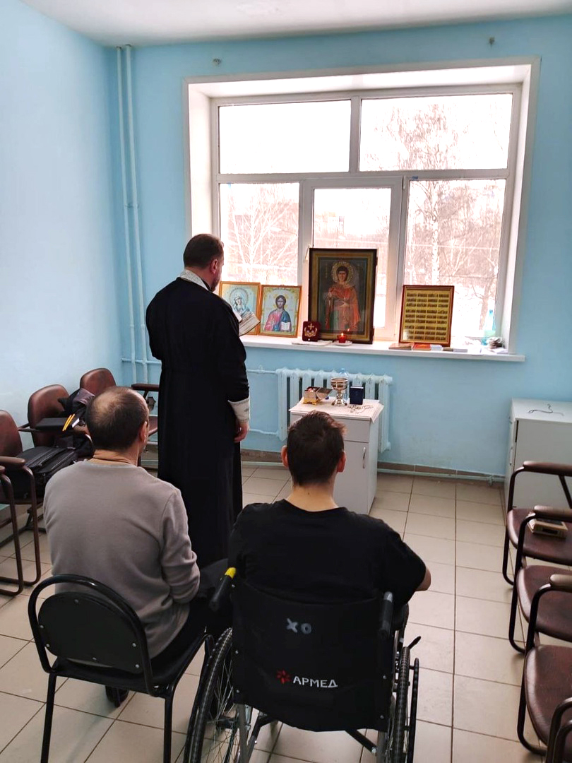 Священники посетили раненых во время специальной военной операции военнослужащих