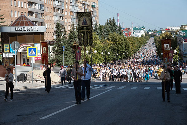Ребята из молодежной групы нашего храма участвовали в Детском епархиальном крестном ходе перед началом учкбного года