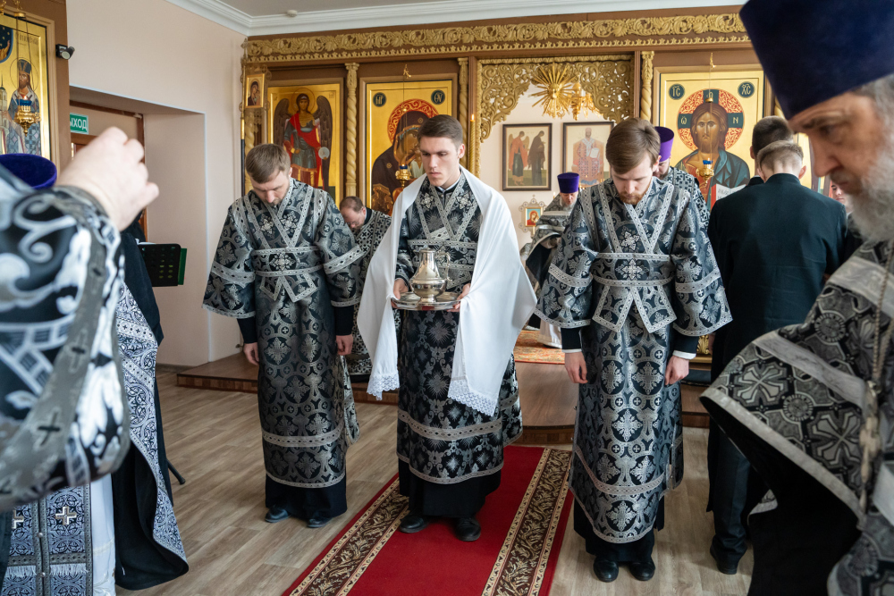 Протоиерей Александр Филиппов сослужил митрополиту Серафиму за Литургией Преждеосвященных Даров в храме святителя Иннокентия Иркутского при духовной семинарии