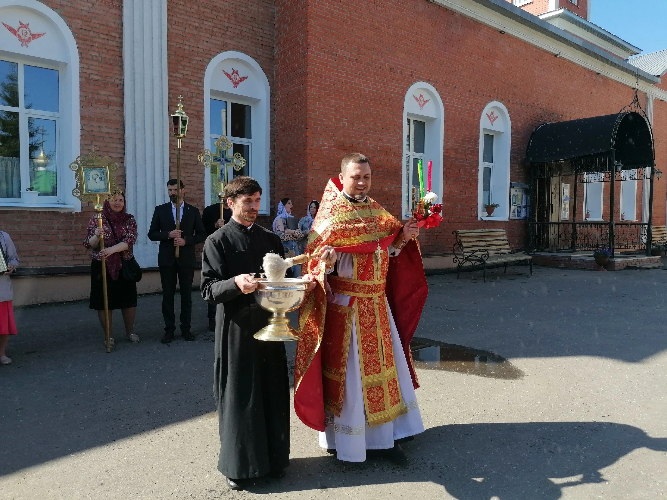 В четверг Светлой седмицы иерей Владимир Журавлев совершил Божественную литургию