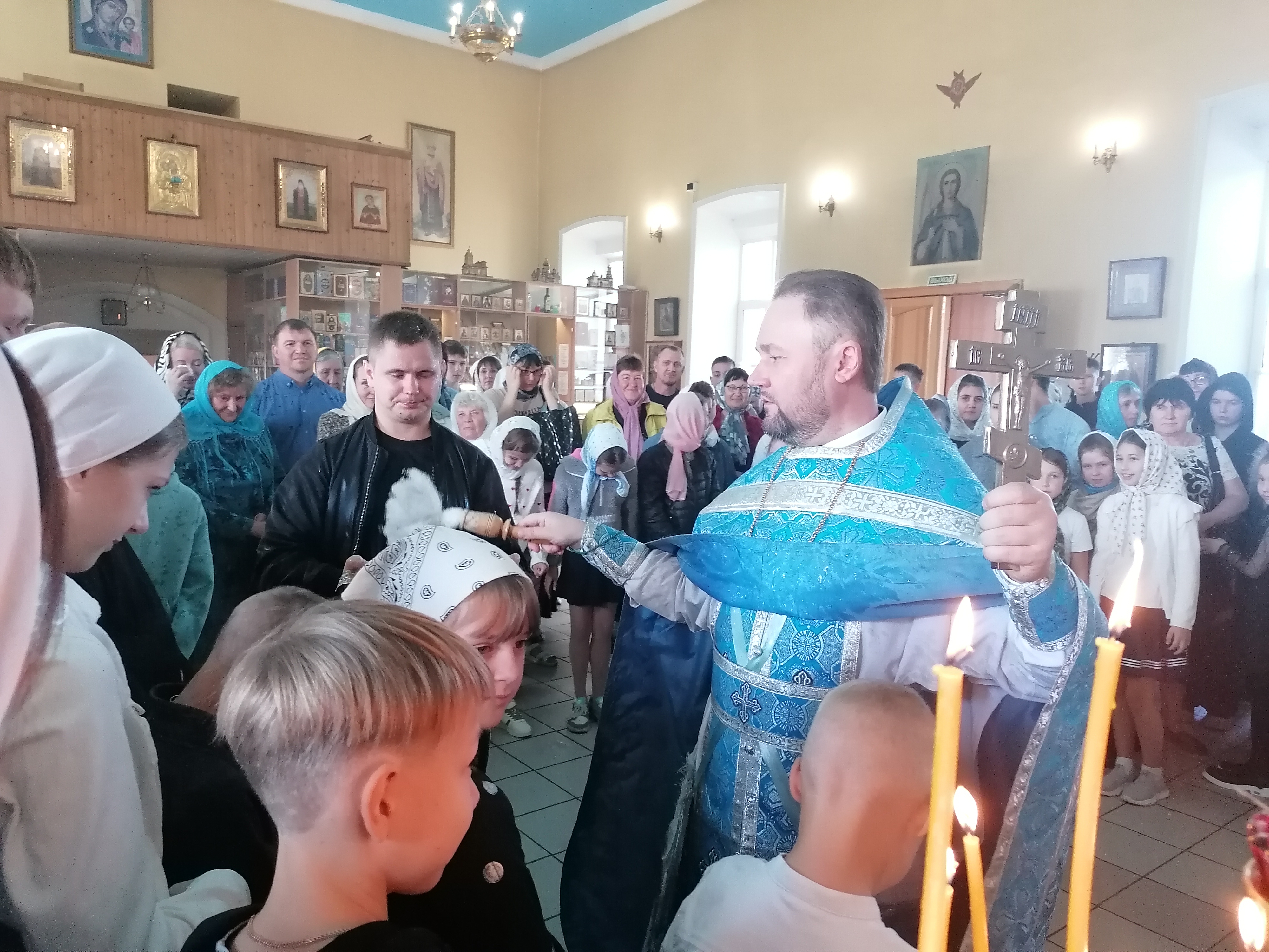 Протоиерей Александр Филиппов совершил молебен об учащихся перед началом нового учебного года