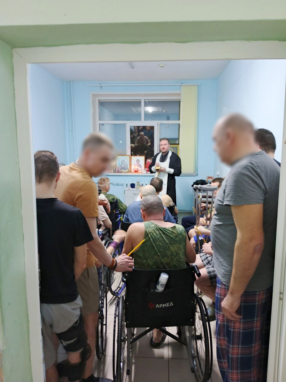 Священники посетили раненых бойцов