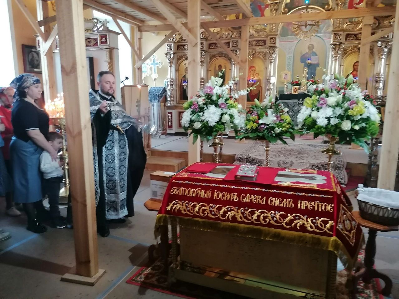 Протоиерей Александр Филиппов совершил утреню Великой Субботы с чином погребения 