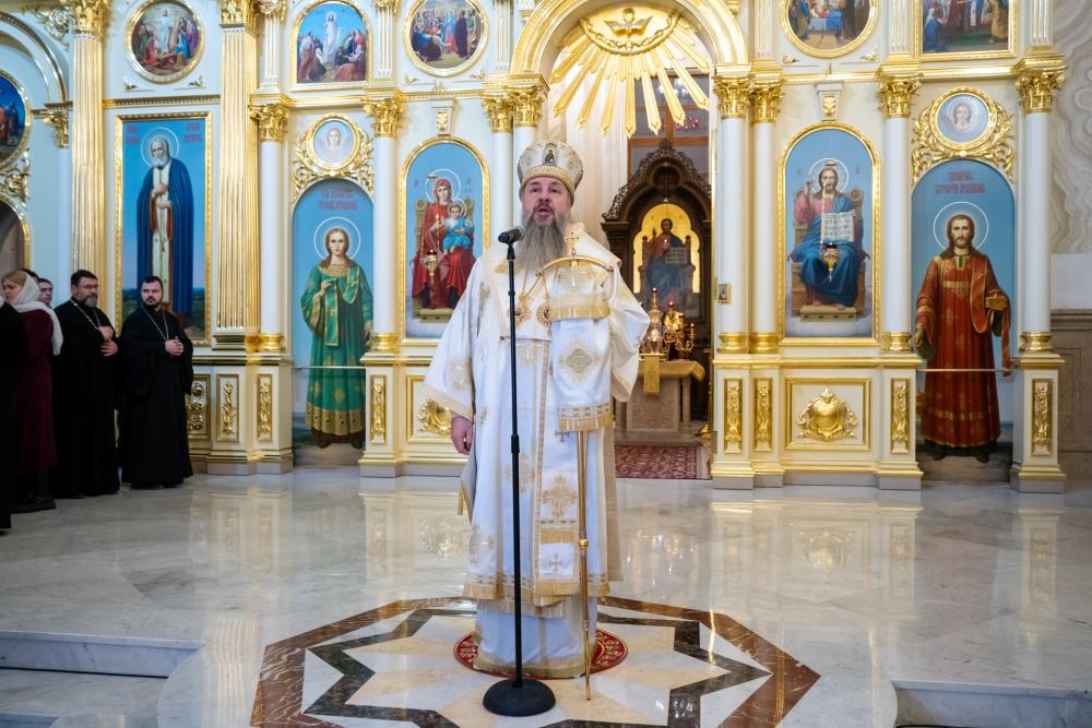 Протоиерей Александр Филиппов сослужил митрополиту Серафиму за уставным вечерним богослужением и новогодним молебном в Спасском кафедральном соборе