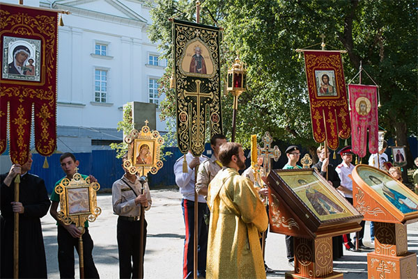 Ребята из молодежной групы нашего храма участвовали в Детском епархиальном крестном ходе перед началом учкбного года