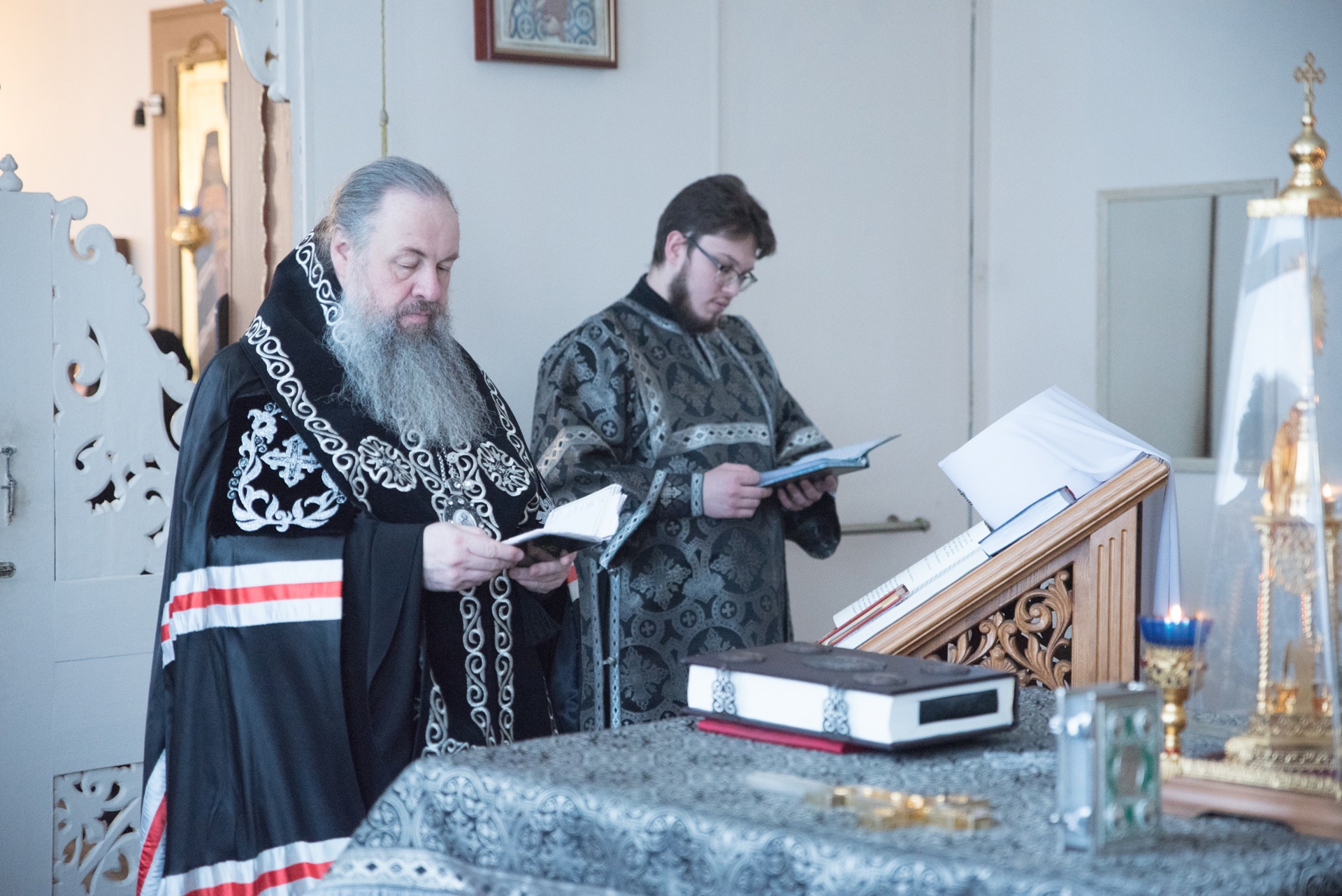 Во вторник первой седмицы Великого поста протоиерей Александр Филиппов молился за Архиерейским богослужением в храме святителя Иннокентия Иркутского при семинарии